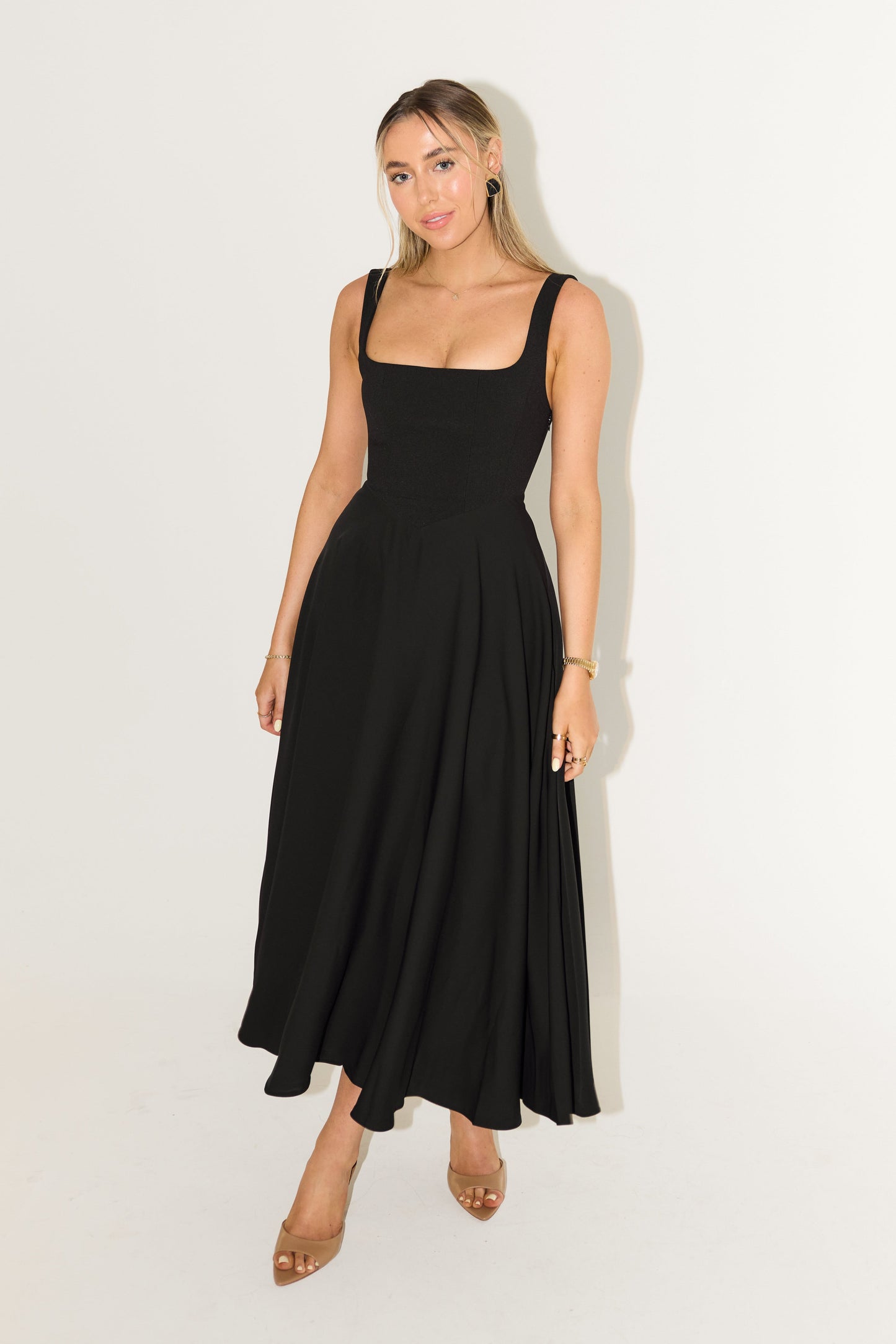 Lunara – Timeless Flowy Midi Dress